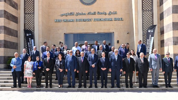 محافظ جنوب سيناء ورئيس جامعة سلمان الدولية خلال اللقاء 