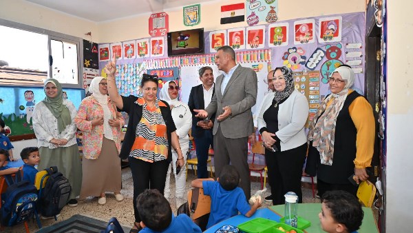 المحافظ خلال تفقد المدرسة بشرم الشيخ 
