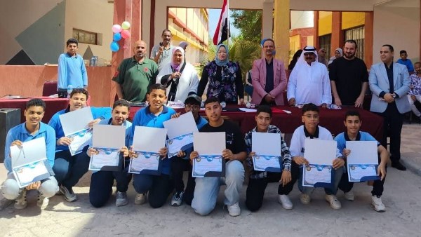 تكريم المعلمين والطلاب بمدرسة الشهيد إبراهيم الرفاعي 