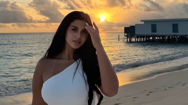 منة عرفة تتألق في إطلالة جديدة من جزر المالديف.. صور منة عرفة تتألق في إطلالة جديدة من جزر المالديف.. صور