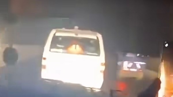 مطاردة لسائق ميكروباص بعد إلقائه سيدة أثناء السير