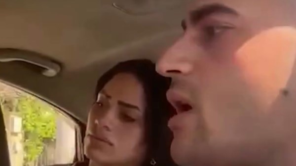 سائق يحاول منع الركاب من تناول الكحوليات داخل سيارته