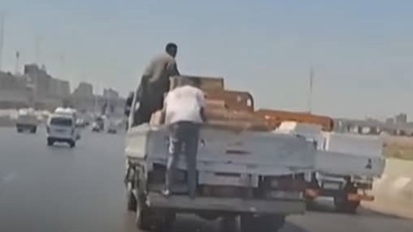 واقعة استيلاء عدد من الأشخاص على سيارة نقل
