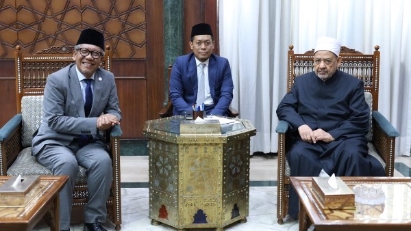 شيخ الأزهر يستقبل السفير الإندونيسي بالقاهرة لبحث سبل تعزيز التعاون المشترك
