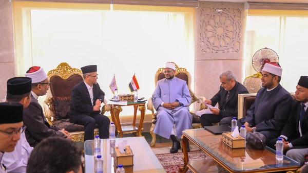 أمين البحوث الإسلاميَّة يستقبل وفد جامعة القرآن الكريم الماليزيَّة لبحث آفاق التعاون العلمي