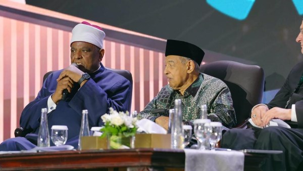 عباس شومان يدعو خلال مؤتمر بإندونيسيا 