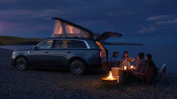 أول سيارة SUV بسقف قابل للطي بقوة 1527 حصانًا أول سيارة SUV بسقف قابل للطي بقوة 1527 حصانًا