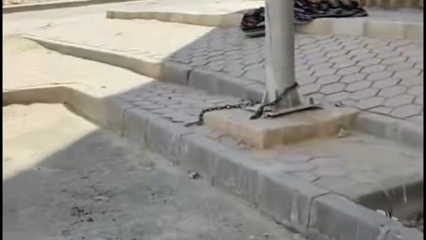 شاب يستغيث بعد سرقة دراجته النارية في حدائق أكتوبر.