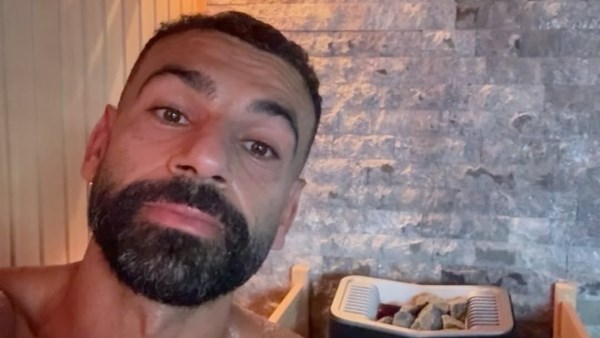 محمد صلاح يشارك جمهوره صورا من الساونا