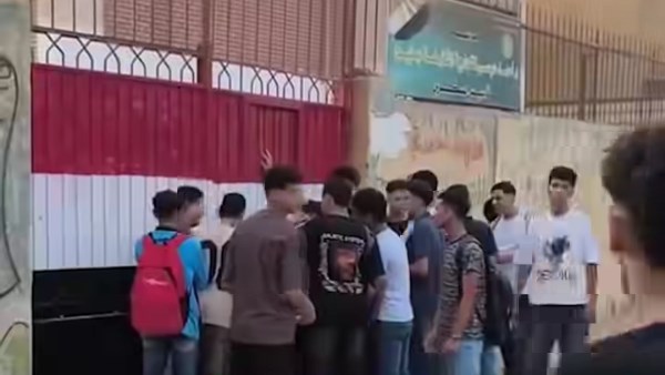  استياء طلاب مدرسة حسين عزت بالمنوفية بسبب الزي وقصة الشعر