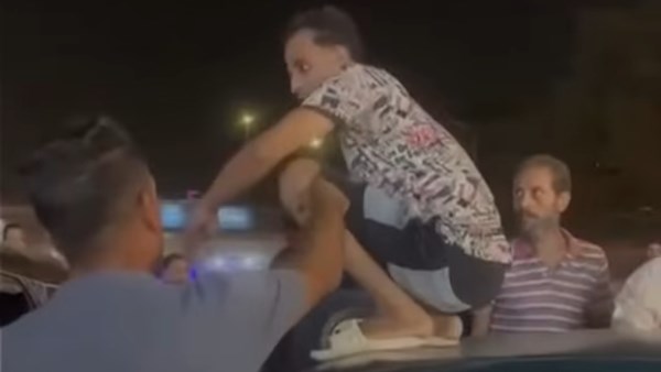 سائق توك توك يعتدي على مسن وأسرته بسبب السير عكس الاتجاه