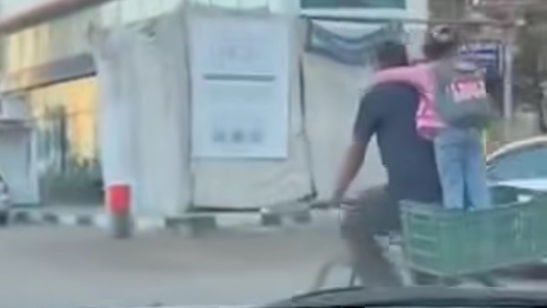 أب يرافق طفلته إلى المدرسة على دراجة بسيطة وسط أجواء مبهجة
