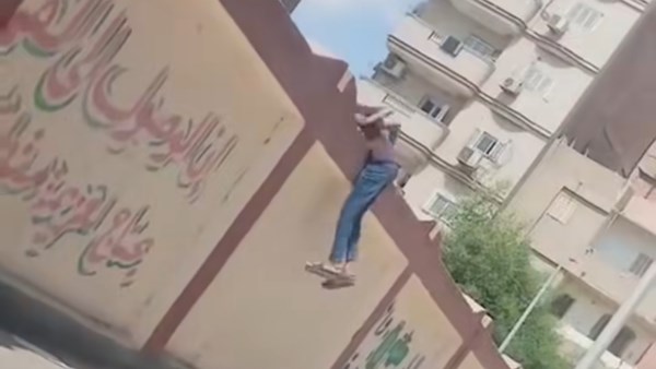 طالب يقفز فوق سور مدرسة للبنات في السويس