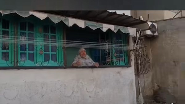 سيدة مسنة تستقبل محافظ بورسعيد في مشهد إنساني