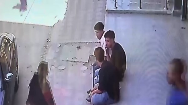 3 شباب يعتدون على مسن ويستولون على أمواله بالقوة.. وفتاتان تتدخلان لإنقاذه