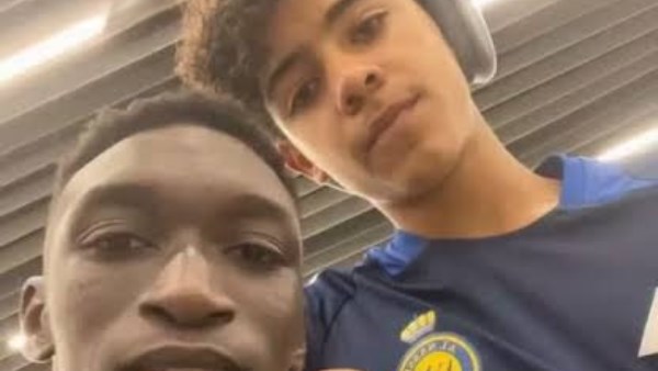 نجل رونالدو يفاجئ الجميع ويتحدث بالعربية مع زميله في النصر