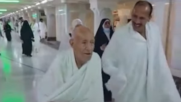 مُسن يجري فرحًا داخل الحرم خلال أداء العمرة