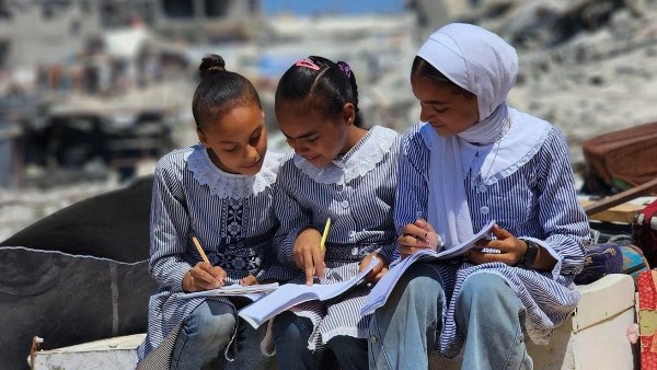 عام دراسي بلا مدارس.. كيف يواجه أطفال غزة التعليم وسط النزوح؟