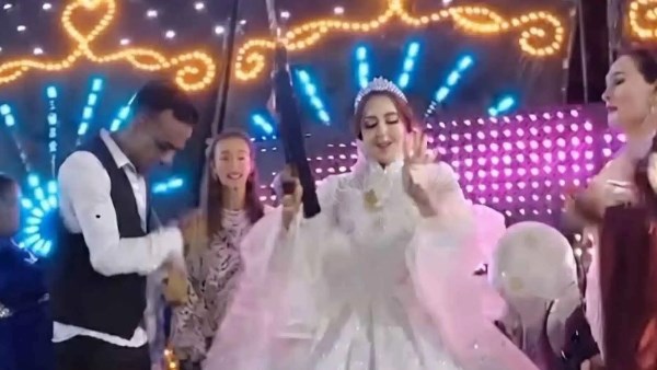 القبض على عروس ترقص بسلاح آلي في حفل زفافها.. ماذا يحدث بقنا؟