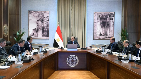 رئيس الوزراء يتابع توافر الأدوية والمستلزمات الطبية بمختلف المستشفيات