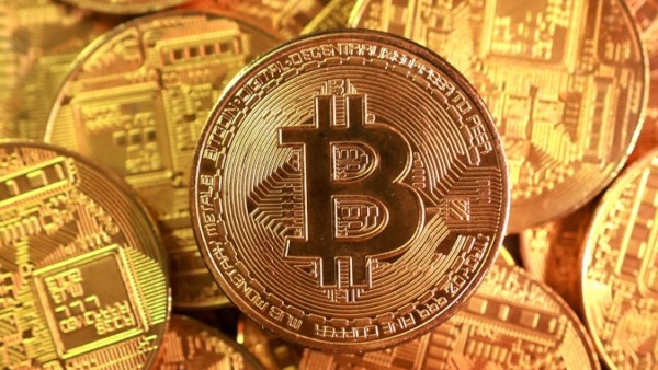 "بيتكوين" تتراجع نحو 77 ألف دولار مع تصاعد التوترات الأمريكية الإيرانية وتزايد رهانات رفع الفائدة