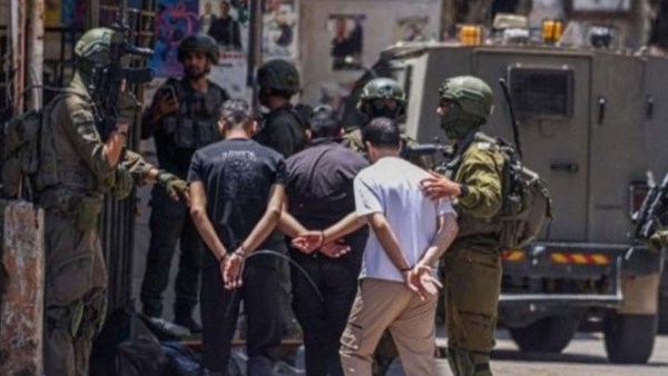 قوات الاحتلال تعتقل مالايقل عن 19 فلسطينيا من الضفة الغربية