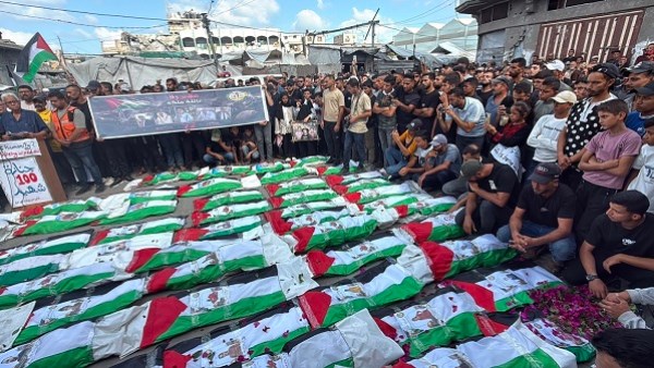 تشييع جثامين 100 شهيد فلسطيني في حي الزيتون بمدينة غزة