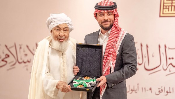 العاهل الأردني يمنح الشيخ عبدالله بن بيه وسام النهضة تقديرًا لإسهاماته في السلام والحوار