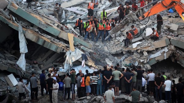 الحكومة الفلسطينية تطالب بالسماح بدخول طواقم الإنقاذ لغزة لانتشال العالقين تحت أنقاض البناية السكنية
