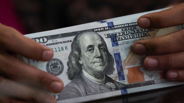 الدولار يحافظ على مكاسبه قبيل قرار بنك الاحتياطي الفيدرالي بشأن الفائدة