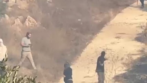 مستوطنون يهاجمون منازل الفلسطينيين ويضرمون النار في أراض بقرية برقا شرق رام الله