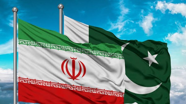 قائد الجيش الباكستاني ووزير الخارجية الإيراني يبحثان هاتفيا التطورات الإقليمية