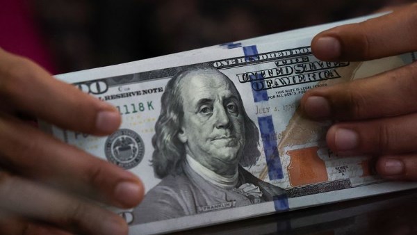 الدولار يسجل أعلى مستوى في شهرين مع تزايد توقعات رفع الفائدة