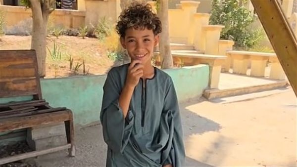 "خد أنت 200 جنيه".. طفل صعيدي من قنا يرفض 100 جنيه من مدرب بسبب الجلابية ويخطف التريند