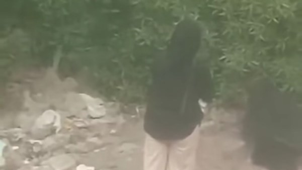 وضع الطفل داخل الحفرة