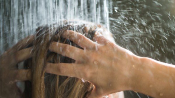 5 عادات خاطئة بعد غسل الشعر قد تزيد تكسره وتساقطه