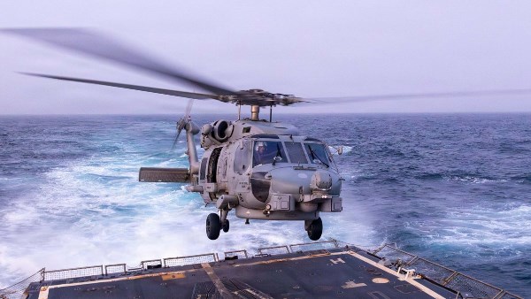 مروحية يابانية من طراز MH-60R Sea Hawk 