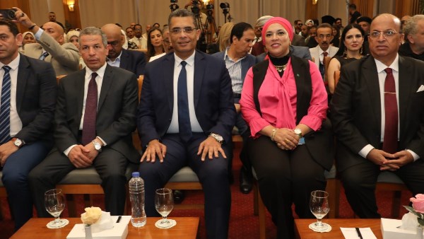 محافظ البحر الأحمر يدعم رسالة الفن في بناء الوعي 