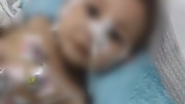 الطفلة المصابة في المستشفى
