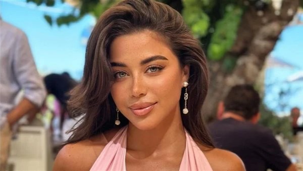 الفنانة يارا السكري