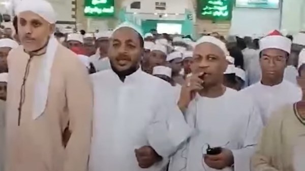 أجواء روحانية مميزة خلال مسيرة لتكريم حفظة القرآن الكريم