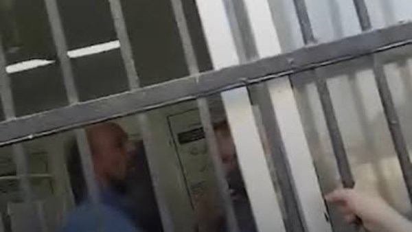 ضربوا بعض ..مشاجرة عنيفة بين معلم وطالب بمدرسة منيا القمح الصناعية تثير جدلاً واسعاً