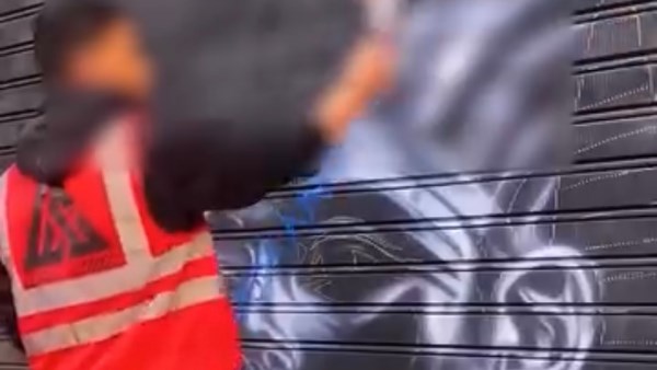 مصر جاءت أولاً ثم جاء التاريخ..شاب يحول باب محل تجاري إلى تحفة فنية لـ "توت عنخ آمون"