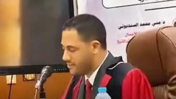 رسالة مؤثرة من باحث لشقيقه في مناقشة الماجستير