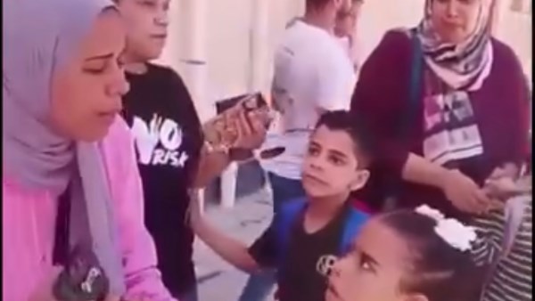  فيديو يثير الجدل لـ ولية أمر بالإسكندرية تزعم إهمال احدي المدراس