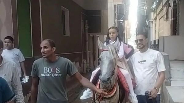 بالطبل والمزمار وبرفقة حصان.. مصري يحتفل بأول يوم دراسي لابنته