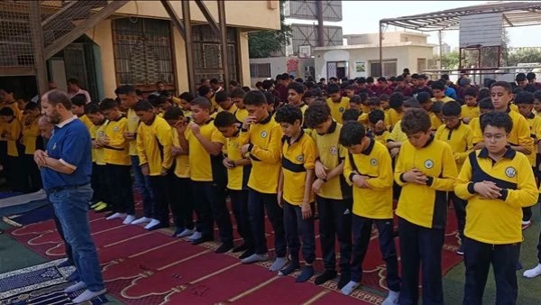 طلاب يؤدون صلاة الظهر جماعة داخل مدرسة ببنها
