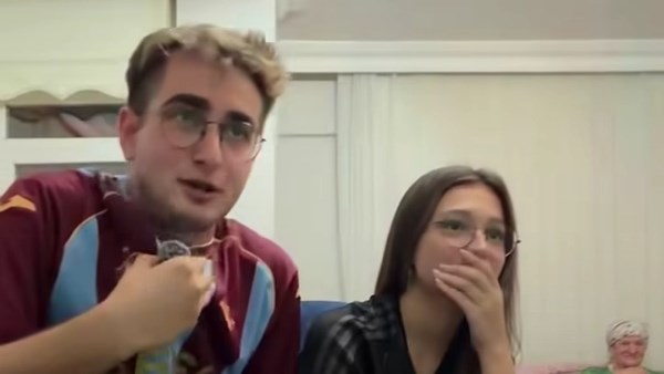 . مشجع يحتفل بالهاتريك وسط أسرته