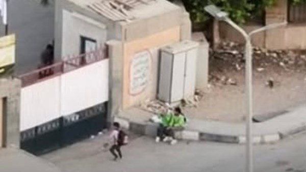 صغار تُركوا بمفردهم أمام بوابة مدرستهم في منطقة زهراء المعادي