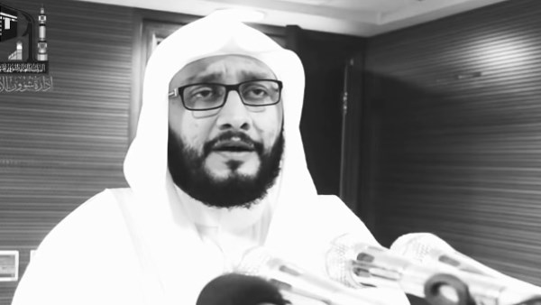 قبل وفاته بأيام.. الشيخ إبراهيم مدني يخطف القلوب في الحرم المكي